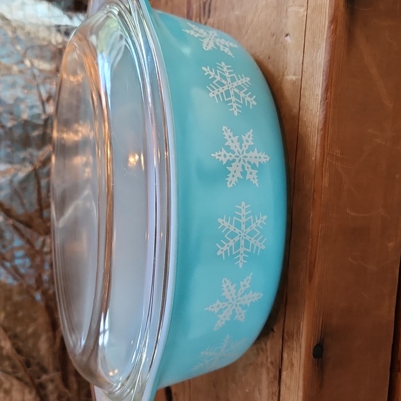 Pyrex Vintage snowflake casserole and lid - Picture 1 of 8